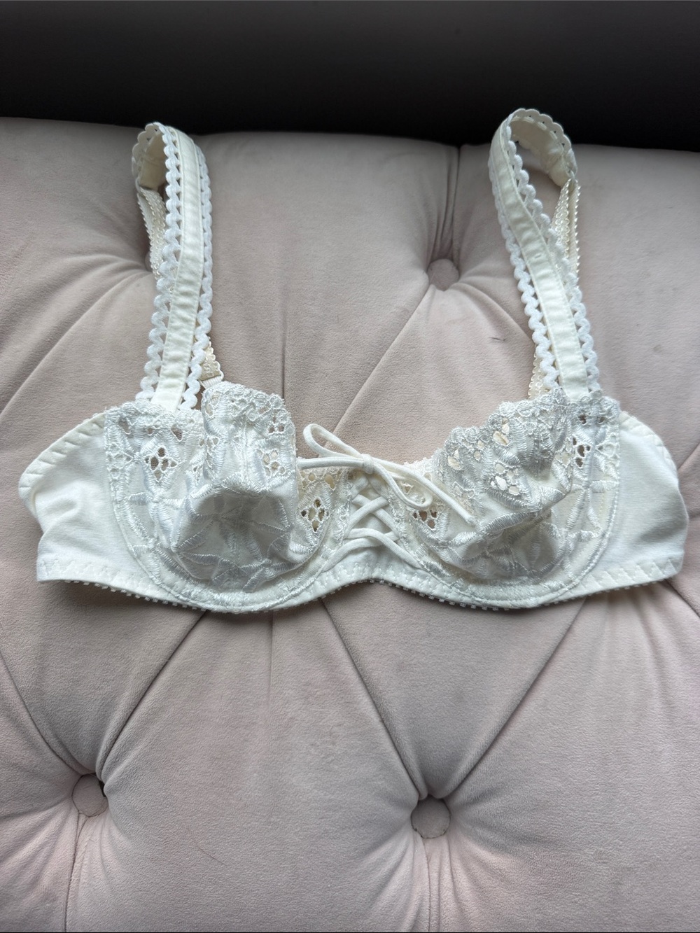 Aubade Ivory Lace Underwire Bra with Scalloped Straps
